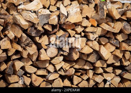 Une vue sur un grand tas de bois de chauffage haché pour un grillage et fumer. Banque D'Images