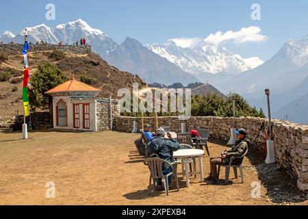 Vue depuis le parc de l'Hôtel Panorama au-dessus de Namche Bazaar jusqu'au Mont Everest Banque D'Images