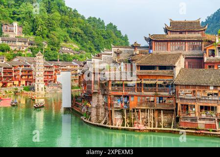 Vue imprenable sur la rivière Tuojiang et les vieilles maisons riveraines Banque D'Images
