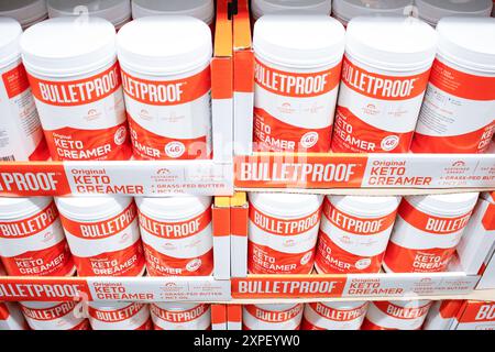 Los Angeles, Californie, États-Unis - 09-13-09 2021 : une vue de plusieurs conteneurs de Bulletproof Keto Creamer, au magasin. Banque D'Images