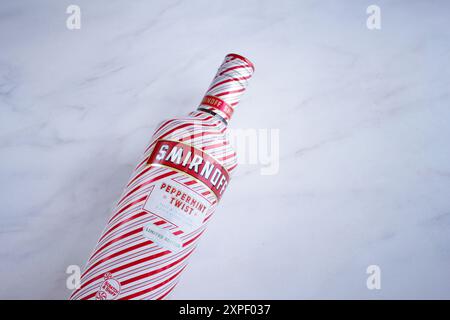Los Angeles, Californie, États-Unis - 03-01-03 2022 : vue de dessus d'une bouteille de vodka Twist à la menthe poivrée Smirnoff. Banque D'Images