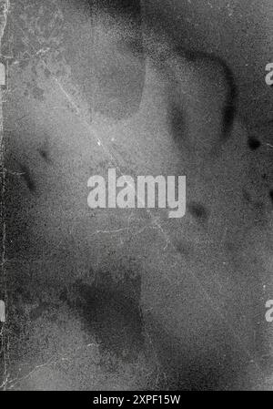 Vieux noir vide carte photo papier endommagé vieilli isolé sur blanc. Rugueux Grunge Shabby rayé déchiré texture déchiré. Surface de superposition grise vieillie Banque D'Images