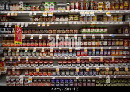 Los Angeles, Californie, États-Unis - 03-01-2022 : une vue de plusieurs étagères dédiées aux marques de pots de gelée, exposées dans une épicerie locale. Banque D'Images