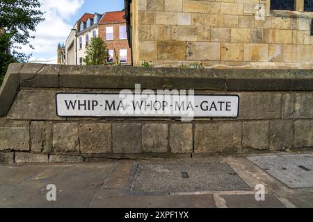 Panneau de rue Whip-ma-Whop-ma-Gate à York, Angleterre, Royaume-Uni. La York Road est l'une des rues les plus courtes du Royaume-Uni. Panneau de rue avec bâtiments. Banque D'Images