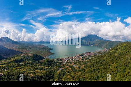 Kintamani, Bali : vue aérienne spectaculaire du lac Batur dans le cratère du volcan Batur à Kintamani, Bali, Indonésie Banque D'Images