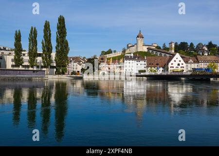 Schaffhausen, Suisse : reflet de la forteresse médiévale Munot surplombant la vieille ville de Schaffhausen par le Rhin lors d'une journée d'été ensoleillée à eas Banque D'Images