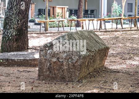 Čule, Kruševo, Mostar, Bosnie-Herzégovine – août 2023 : pierre tombale médiévale de Stećak sur le cimetière 'Šamatorje' à côté de l'église. Il y en a plus Banque D'Images