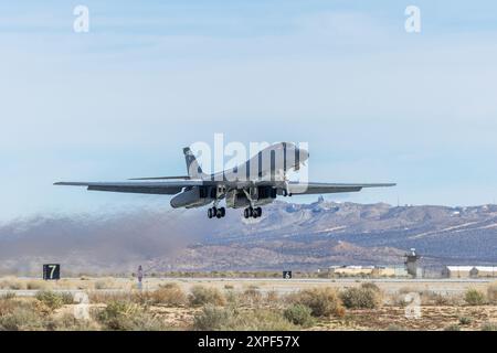 Un B-1B lancer affecté au 419th Flight test Squadron décolle de la base aérienne d'Edwards, en Californie, le 15 février, pour effectuer des essais en vol sur le Lo Banque D'Images