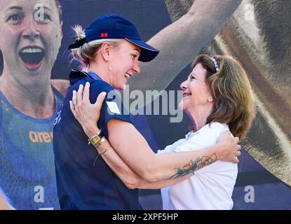 Paris, France. 05 août 2024. PARIS, FRANCE 20240805La médaillée d'or suédoise Sarah Sjöström est honorée par la reine Silvia à l'Arena de Suède pendant les Jeux olympiques d'été à Paris. Photo : Jonas Ekströmer/TT/Code 10030 crédit : TT News Agency/Alamy Live News Banque D'Images