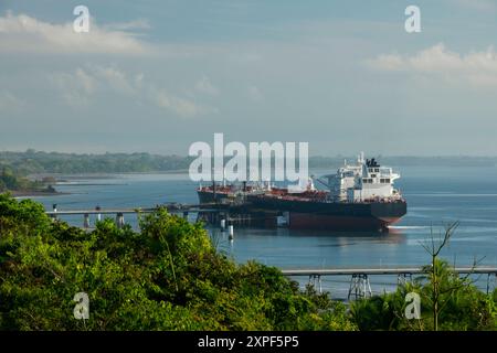 Pétrolier de pétrole brut déchargeant du pétrole brut dans des réservoirs de stockage à Chiriqui, Panama - photo stock Banque D'Images