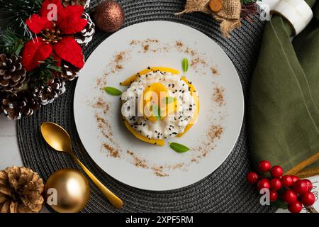 Délicieux riz collant thaïlandais avec des fruits frais sur une table avec décoration de Noël. Banque D'Images