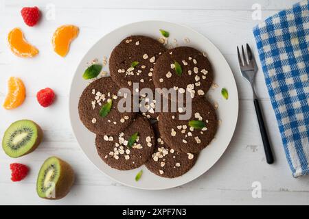 Délicieux biscuits au chocolat végétaliens à base d'avoine. Banque D'Images