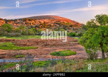 Dôme principal au lever du soleil, ruisseau après une pluie récente, Enchanted Rock State Natural Area, dans Hill Country près de Fredericksburg, Texas, États-Unis Banque D'Images