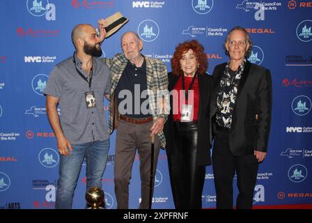 Le Festival of Cinema NYC organise son premier tapis rouge du festival de cinéma de cette année le lundi 5 août 2024, à New York, aux États-Unis, célébrant ses œuvres avec la Fondation Make A film au théâtre Regal UA Midway à Forest Hills, dans le Queens, avec des invités spéciaux et des membres du jury, Seth Gilliam (The Walking Dead) et Kevin Corrigan (THE KING OF STATEN ISLAND, THE DEPARTED). FOC NYC présente des cinéastes, des stars et des sujets cinématographiques de plusieurs films présentés au festival du film. Photo de gauche à droite : Burak Tatar (Dir/Prod), James Fordyce (acteurs), Pat Clune (acteurs) et Edward J. Fee (Prod) de PRIME R. Banque D'Images