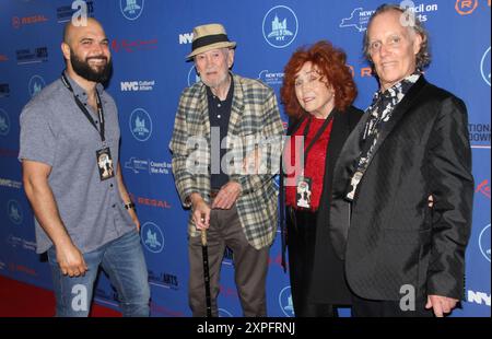 Le Festival of Cinema NYC organise son premier tapis rouge du festival de cinéma de cette année le lundi 5 août 2024, à New York, aux États-Unis, célébrant ses œuvres avec la Fondation Make A film au théâtre Regal UA Midway à Forest Hills, dans le Queens, avec des invités spéciaux et des membres du jury, Seth Gilliam (The Walking Dead) et Kevin Corrigan (THE KING OF STATEN ISLAND, THE DEPARTED). FOC NYC présente des cinéastes, des stars et des sujets cinématographiques de plusieurs films présentés au festival du film. Photo de gauche à droite : Burak Tatar (Dir/Prod), James Fordyce (acteurs), Pat Clune (acteurs) et Edward J. Fee (Prod) de PRIME R. Banque D'Images