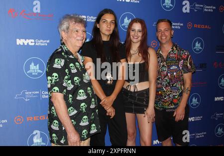 Le Festival of Cinema NYC organise son premier tapis rouge du festival de cinéma de cette année le lundi 5 août 2024, à New York, aux États-Unis, célébrant ses œuvres avec la Fondation Make A film au théâtre Regal UA Midway à Forest Hills, dans le Queens, avec des invités spéciaux et des membres du jury, Seth Gilliam (The Walking Dead) et Kevin Corrigan (THE KING OF STATEN ISLAND, THE DEPARTED). FOC NYC présente des cinéastes, des stars et des sujets cinématographiques de plusieurs films présentés au festival du film. Photo de gauche à droite : Mark Solari (acteurs), Mariya Somova (Dir/Exec Prod), Bethany Solar (acteurs), Joel Cyrus (Exec Prod/Orig Banque D'Images