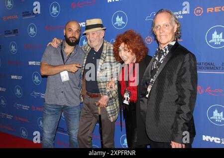 Le Festival of Cinema NYC organise son premier tapis rouge du festival de cinéma de cette année le lundi 5 août 2024, à New York, aux États-Unis, célébrant ses œuvres avec la Fondation Make A film au théâtre Regal UA Midway à Forest Hills, dans le Queens, avec des invités spéciaux et des membres du jury, Seth Gilliam (The Walking Dead) et Kevin Corrigan (THE KING OF STATEN ISLAND, THE DEPARTED). FOC NYC présente des cinéastes, des stars et des sujets cinématographiques de plusieurs films présentés au festival du film. Photo de gauche à droite : Burak Tatar (Dir/Prod), James Fordyce (acteurs), Pat Clune (acteurs) et Edward J. Fee (Prod) de PRIME R. Banque D'Images