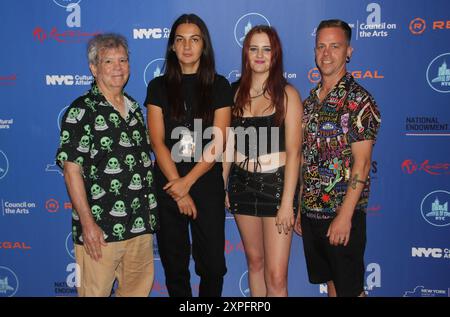 Le Festival of Cinema NYC organise son premier tapis rouge du festival de cinéma de cette année le lundi 5 août 2024, à New York, aux États-Unis, célébrant ses œuvres avec la Fondation Make A film au théâtre Regal UA Midway à Forest Hills, dans le Queens, avec des invités spéciaux et des membres du jury, Seth Gilliam (The Walking Dead) et Kevin Corrigan (THE KING OF STATEN ISLAND, THE DEPARTED). FOC NYC présente des cinéastes, des stars et des sujets cinématographiques de plusieurs films présentés au festival du film. Photo de gauche à droite : Mark Solari (acteurs), Mariya Somova (Dir/Exec Prod), Bethany Solar (acteurs), Joel Cyrus (Exec Prod/Orig Banque D'Images