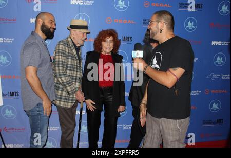 Le Festival of Cinema NYC organise son premier tapis rouge du festival de cinéma de cette année le lundi 5 août 2024, à New York, aux États-Unis, célébrant ses œuvres avec la Fondation Make A film au théâtre Regal UA Midway à Forest Hills, dans le Queens, avec des invités spéciaux et des membres du jury, Seth Gilliam (The Walking Dead) et Kevin Corrigan (THE KING OF STATEN ISLAND, THE DEPARTED). FOC NYC présente des cinéastes, des stars et des sujets cinématographiques de plusieurs films présentés au festival du film. Photo de gauche à droite : Burak Tatar (Dir/Prod), James Fordyce (acteurs), Pat Clune (acteurs), Edward J. Fee (Prod) de PRIME REAL Banque D'Images