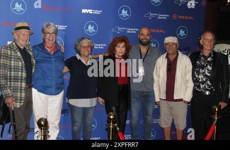 Le Festival of Cinema NYC organise son premier tapis rouge du festival de cinéma de cette année le lundi 5 août 2024, à New York, aux États-Unis, célébrant ses œuvres avec la Fondation Make A film au théâtre Regal UA Midway à Forest Hills, dans le Queens, avec des invités spéciaux et des membres du jury, Seth Gilliam (The Walking Dead) et Kevin Corrigan (THE KING OF STATEN ISLAND, THE DEPARTED). FOC NYC présente des cinéastes, des stars et des sujets cinématographiques de plusieurs films présentés au festival du film. Photo de gauche : casting de PRIME REAL ESTATE avec des amis (photo de Thenews2/NurPhoto) Banque D'Images