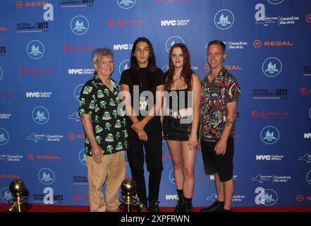 Le Festival of Cinema NYC organise son premier tapis rouge du festival de cinéma de cette année le lundi 5 août 2024, à New York, aux États-Unis, célébrant ses œuvres avec la Fondation Make A film au théâtre Regal UA Midway à Forest Hills, dans le Queens, avec des invités spéciaux et des membres du jury, Seth Gilliam (The Walking Dead) et Kevin Corrigan (THE KING OF STATEN ISLAND, THE DEPARTED). FOC NYC présente des cinéastes, des stars et des sujets cinématographiques de plusieurs films présentés au festival du film. Photo de gauche à droite : Mark Solari (acteurs), Mariya Somova (Dir/Exec Prod), Bethany Solar (acteurs), Joel Cyrus (Exec Prod/Orig Banque D'Images