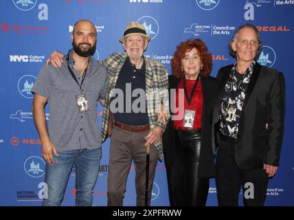 Le Festival of Cinema NYC organise son premier tapis rouge du festival de cinéma de cette année le lundi 5 août 2024, à New York, aux États-Unis, célébrant ses œuvres avec la Fondation Make A film au théâtre Regal UA Midway à Forest Hills, dans le Queens, avec des invités spéciaux et des membres du jury, Seth Gilliam (The Walking Dead) et Kevin Corrigan (THE KING OF STATEN ISLAND, THE DEPARTED). FOC NYC présente des cinéastes, des stars et des sujets cinématographiques de plusieurs films présentés au festival du film. Photo de gauche à droite : Burak Tatar (Dir/Prod), James Fordyce (acteurs), Pat Clune (acteurs), Edward J. Fee (Prod) de PRIME REAL Banque D'Images