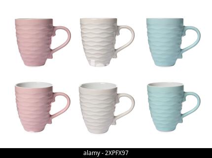 Tasses de différentes couleurs isolées sur blanc, set Banque D'Images