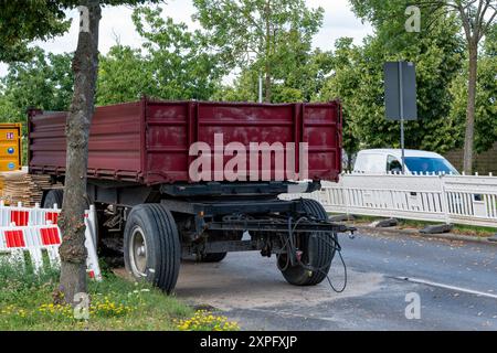 Une remorque de chargement est située sur un chantier de réparation de routes. Gros plan de la remorque de chargement. Banque D'Images