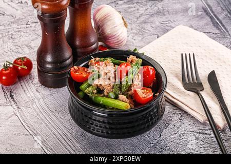 Thon en conserve avec asperges et salade de tomates cerises Banque D'Images