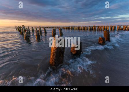 Coucher de soleil sur la côte Baltique en Pologne Banque D'Images