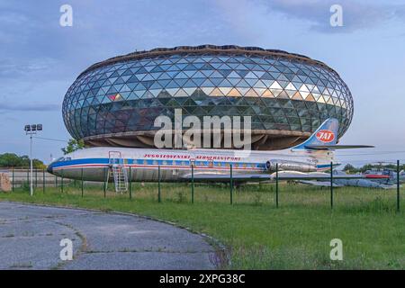 Belgrade, Serbie - 27 mai 2024 : Caravelle d'avion Jat livrée devant le Musée de l'aviation à l'aéroport Nikola Tesla Dusk. Banque D'Images