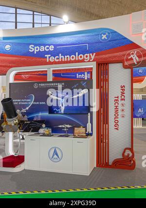 Belgrade, Serbie - 21 mai 2024 : modèle de fusée satellite CASC du Pavillon de la Chine pour la technologie spatiale à la Foire internationale de la technique et de l'Achieveme technique Banque D'Images