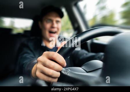 Mauvais conducteur dans la voiture. Homme choqué en colère criant en conduisant. Rage routier. Freinage en cas d'accident rapide à grande vitesse. Crier taxi. Drôle de visage fou fou. Banque D'Images