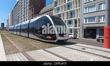 LiÃ GE Belgique Belgie Belgique 29 juillet 2024 Nouvelle ligne de tramway exploitée par TEC en construction le long de la Meuse / Maas. Avant l'ouverture de la ligne, les conducteurs de tramway sont mis à l'épreuve pour apprendre à conduire les Urbos CAF sur une petite section. public, transport, système, liege, luik, frais de scolarité, Banque D'Images