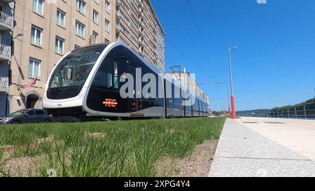 LiÃ GE Belgique Belgie Belgique 29 juillet 2024 Nouvelle ligne de tramway exploitée par TEC en construction le long de la Meuse / Maas. Avant l'ouverture de la ligne, les conducteurs de tramway sont mis à l'épreuve pour apprendre à conduire les Urbos CAF sur une petite section. public, transport, système, liege, luik, frais de scolarité, Banque D'Images