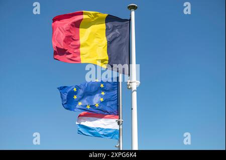 Lanaye Ternaaien Belgie Belgique 29 juillet 2024 passage de la frontière à Eijsden. Les drapeaux néerlandais européens et belges volent dans le vent. grens, grenze, border, frontier, drapeau, vlaggen, Banque D'Images