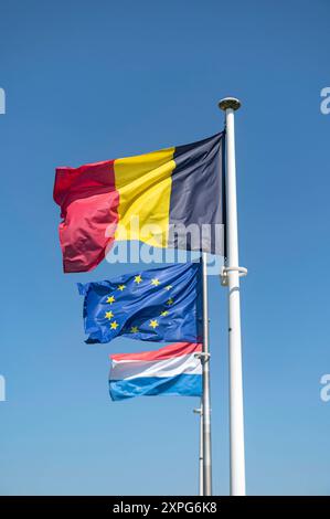 Lanaye Ternaaien Belgie Belgique 29 juillet 2024 passage de la frontière à Eijsden. Les drapeaux néerlandais européens et belges volent dans le vent. grens, grenze, border, frontier, drapeau, vlaggen, Banque D'Images