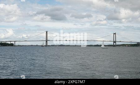 Trafic sur le pont suspendu de 1970 entre le Jutland et l'île de Funen, Middelfart, Danemark, 12 juin 2024 Banque D'Images