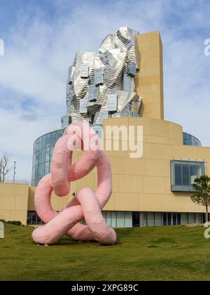 Arles, France - 13 mars 2023 : Parc des ateliers par une journée ensoleillée au printemps, nuages Banque D'Images