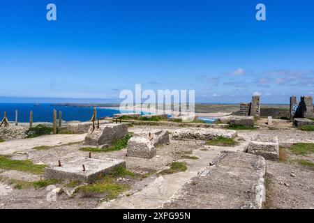 Ruines d'une ancienne carrière en hauteur à Cligga Head, avec vue sur Perran Beach sur Ligger (ou Perran) Bay, Perranporth, Cornouailles, Royaume-Uni Banque D'Images