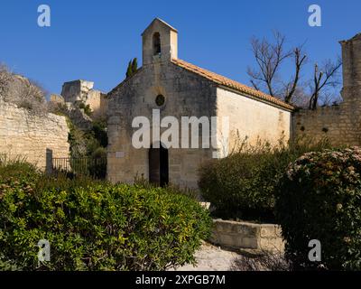 Les Baux-de-Provence, France - 4 mars 2023 : petite chapelle par une journée ensoleillée au printemps, ciel bleu Banque D'Images