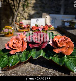 Les Baux-de-Provence, France - 4 mars 2023 : cimetière des Baux de Provence par une journée ensoleillée au printemps Banque D'Images