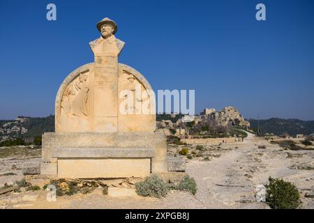 Les Baux-de-Provence, France - 4 mars 2023 : Statue de Charloun Rieu par une journée ensoleillée au printemps, ciel bleu Banque D'Images