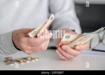 Les mains des femmes âgées comptent l'argent, les euros, en vue rapprochée Banque D'Images