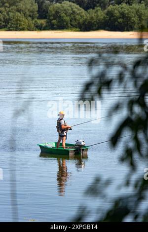 homme debout dans la pêche en bateau sur la loire france Banque D'Images