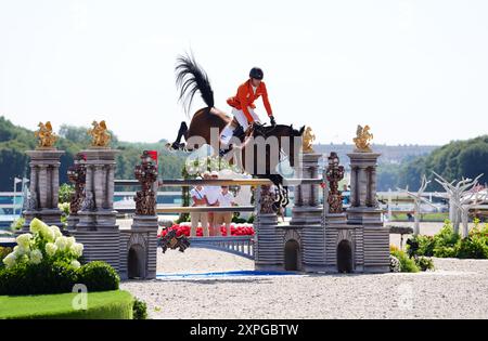 Harrie Smolders des pays-Bas à bord de l’Uricas V/d Kattevennen lors de la finale individuelle de saut au Château de Versailles le onzième jour des Jeux Olympiques de Paris 2024 en France. Date de la photo : mardi 6 août 2024. Banque D'Images