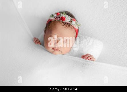 La fille du nouveau-né dort sous couverture pendant la séance photo du bébé dans le studio Banque D'Images