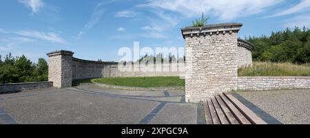 Les murs massifs en forme d'anneau construits dans le style romain englobent une grande fosse funéraire. Charniers du camp de concentration de Buchenwald près de Weimar, Allemagne Banque D'Images