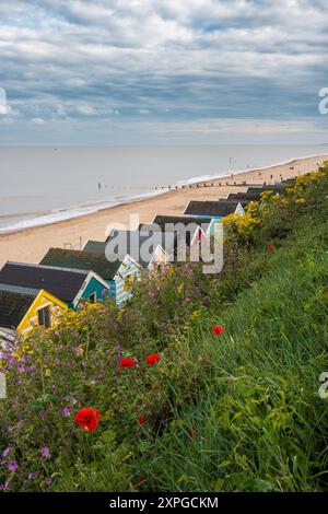 Cabanes de plage colorées près de Southwold Beach, Suffolk, Royaume-Uni. Vacances, bord de mer, vacances. Traditionnel. Bord de mer anglais. Huttes en bois. Banque D'Images