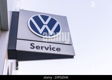 Torrevieja, Espagne - 09-07-2024 : logo Volkswagen au sommet d'un centre de service, capturé dans un ciel dégagé. Signe VW. Parfait pour le contenu lié à l'automobile Banque D'Images